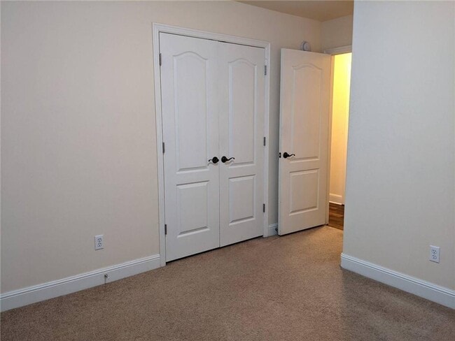 Building Photo - 560 Dogwood St