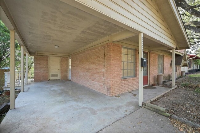 Building Photo - 3007 Kinney Ave