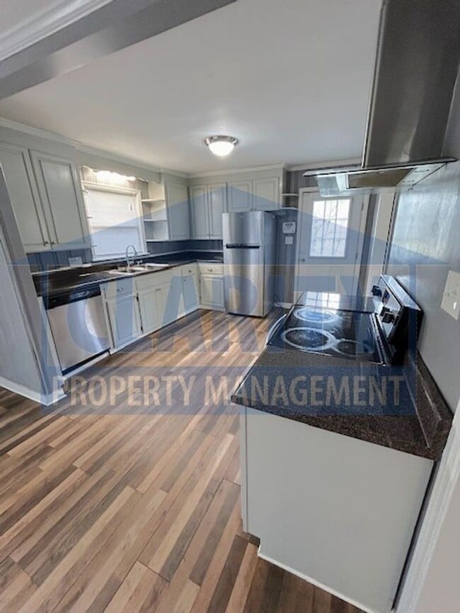 Building Photo - Centrally located 2 bed, two bathroom home!