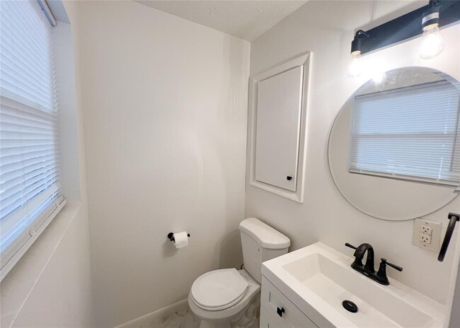 Building Photo - 10416 Ridgeview Dr