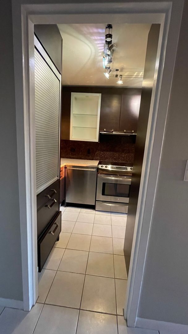 Building Photo - Nice 1 bedroom Condo in Gold Coast/Old Town