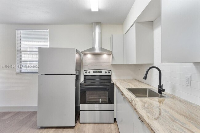 Building Photo - 1715 N 16th Ave