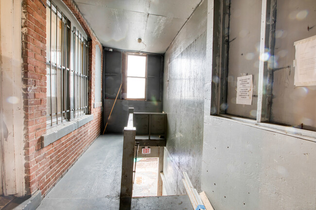 Building Photo - 821 Park St