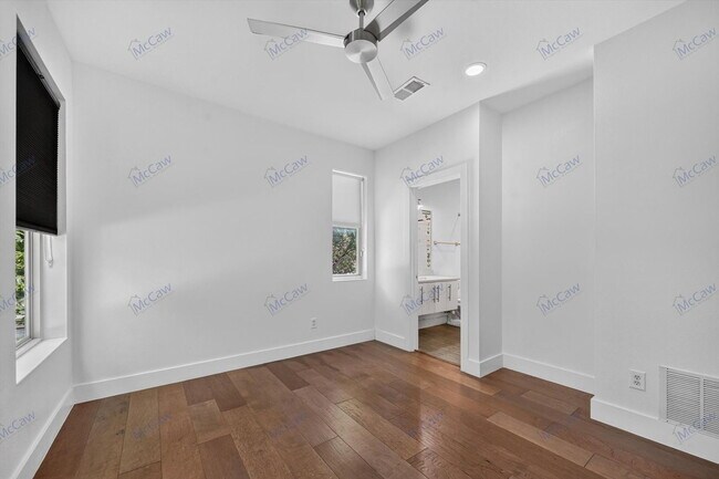 Building Photo - 4413 Roseland Ave