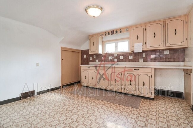 Building Photo - 4902 E 109th St