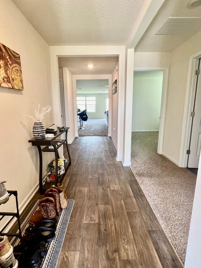 Building Photo - Available 11/1/24 Three bedroom two bath h...