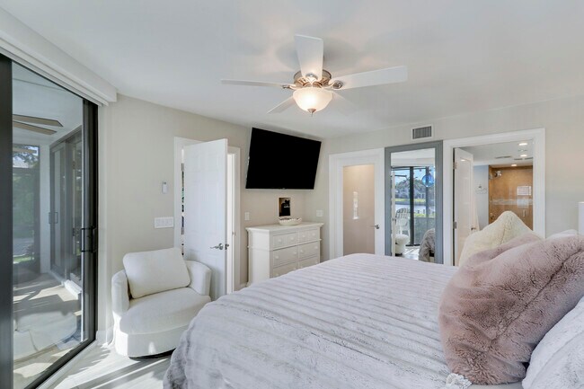 Building Photo - 515 Bay Colony Dr N