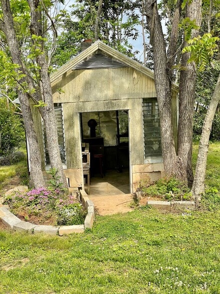 greenhouse/she shed - 8011 Shallowford Rd