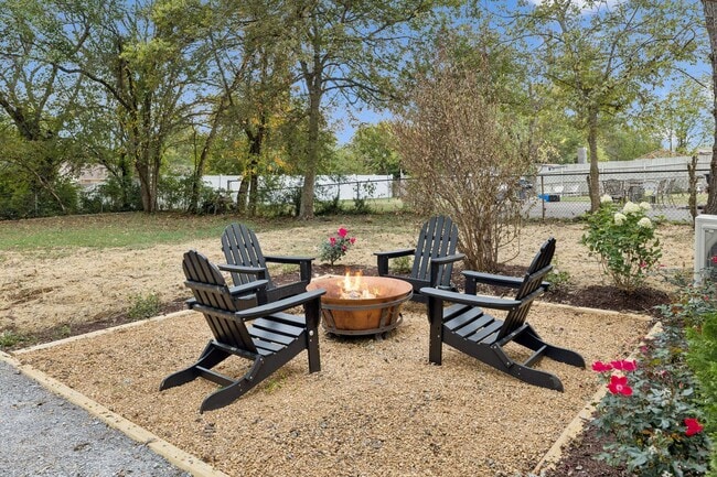 Building Photo - 215 Ash Dr