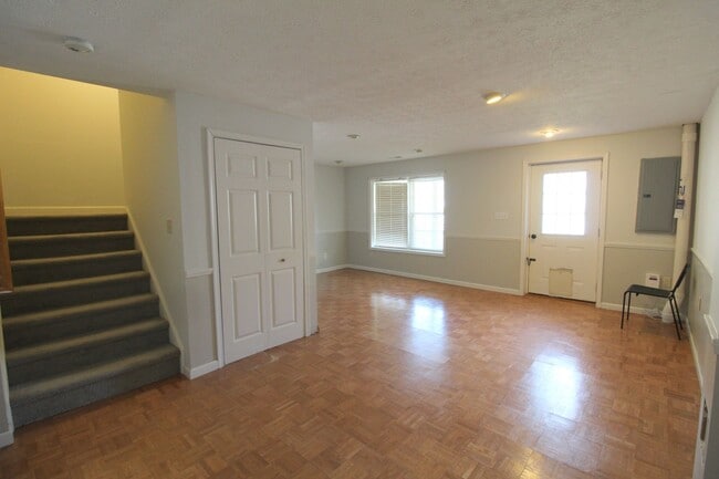 Building Photo - 3 story townhome with fenced in yard for rent in Taylor Springs