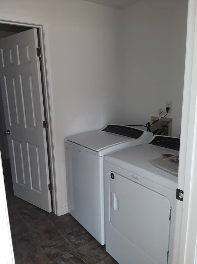 Building Photo - Cute Duplex Prineville