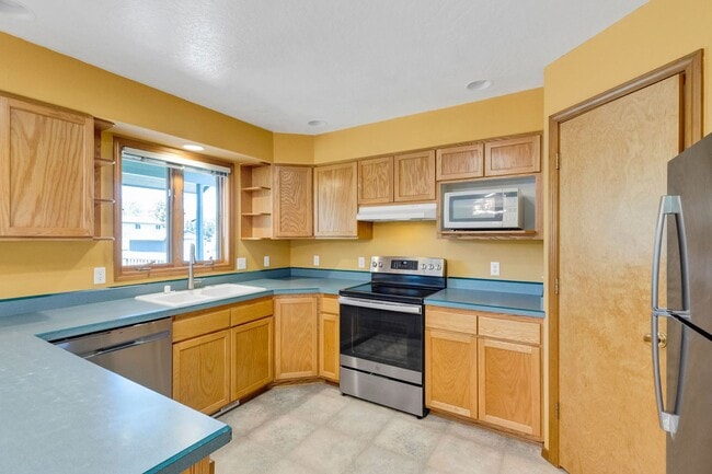 Building Photo - Single Family Home in LOLO, 4 bed / 3 bath...