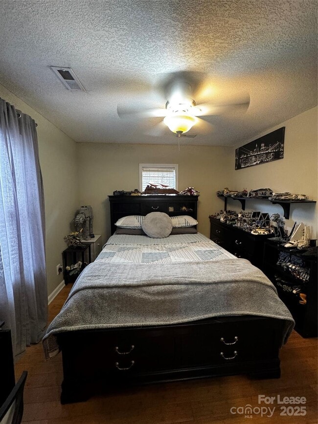 Building Photo - 404 Moss Springs Rd