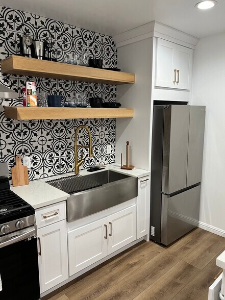 Building Photo - 1849 W 49th St