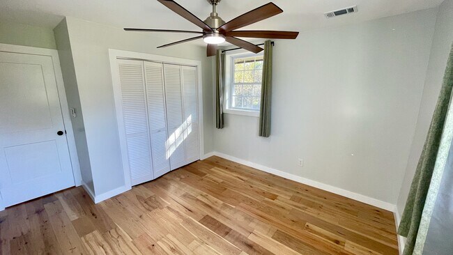 Building Photo - 820 Goldfinch Ave