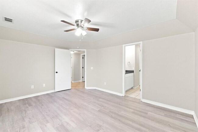 Building Photo - 4004 Night Hawk Dr