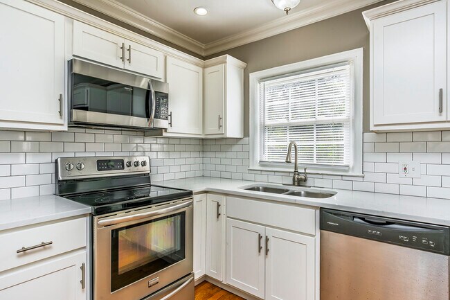 Building Photo - 2224 Harrodsburg Rd