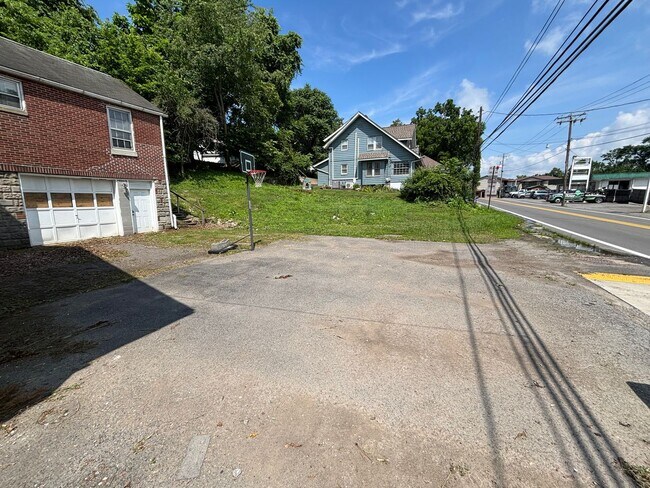 Building Photo - 13 1/2 Dunkard Avenue