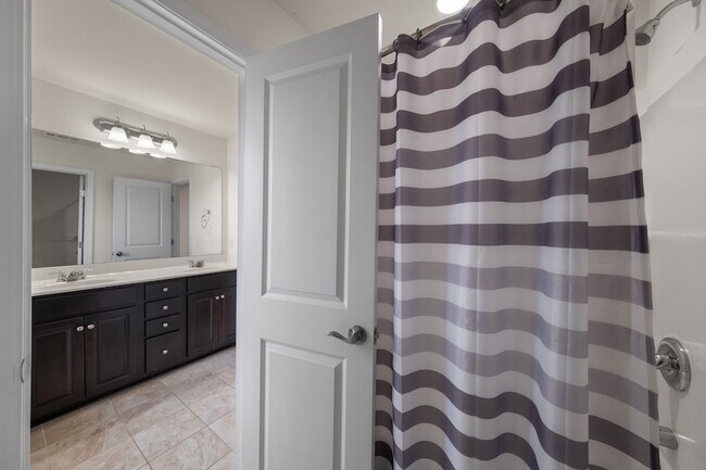 Building Photo - 3002 DaVinci Ct