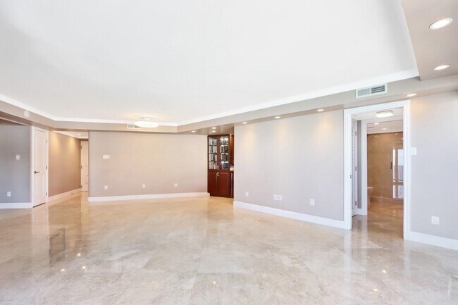 Building Photo - 5420 N Ocean Dr