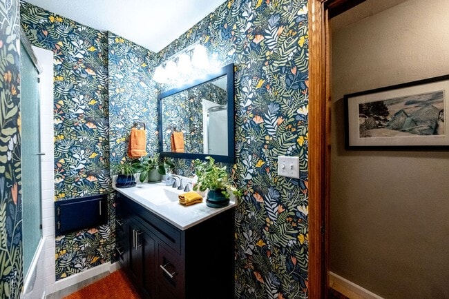 Building Photo - Charming 3brm/2ba house near Como Park!