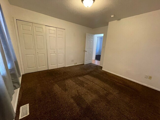 Building Photo - 429 S Oak Creek Dr