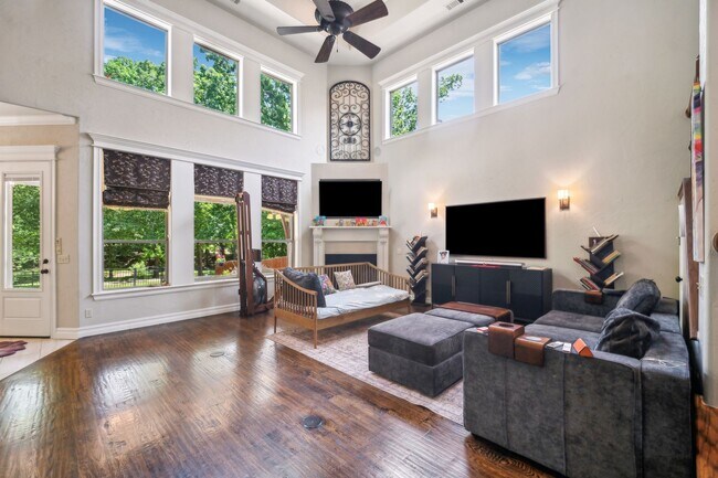 Building Photo - Stunning 5 bedroom 4.5 bath in Stonebrooke Glenn