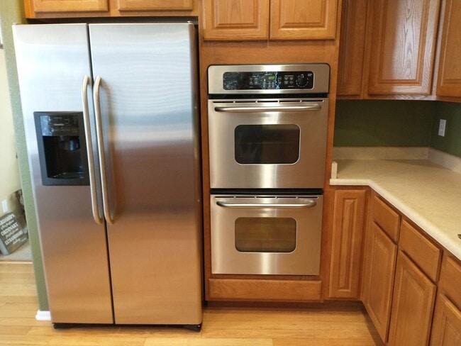 Building Photo - Beautiful 4 Bed 2.5 Bath + High Quality Up...