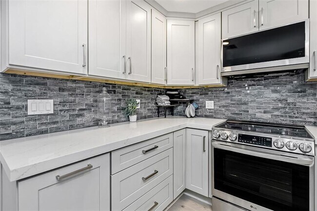 Building Photo - 2630 St Joseph Dr W