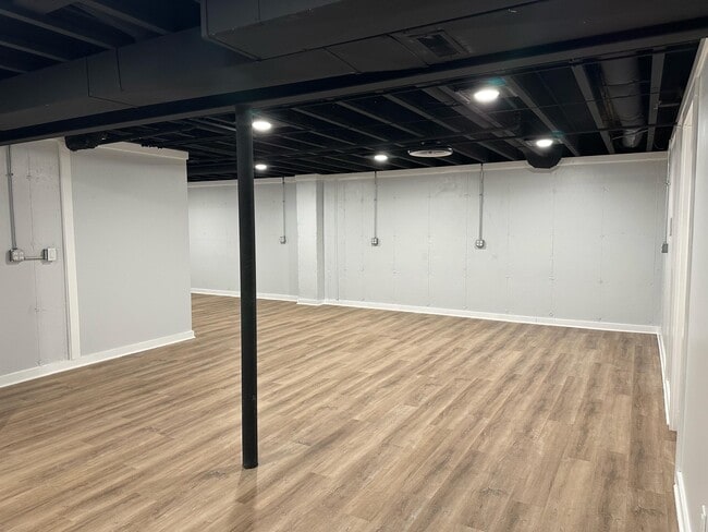 Building Photo - 460 Fox Ln