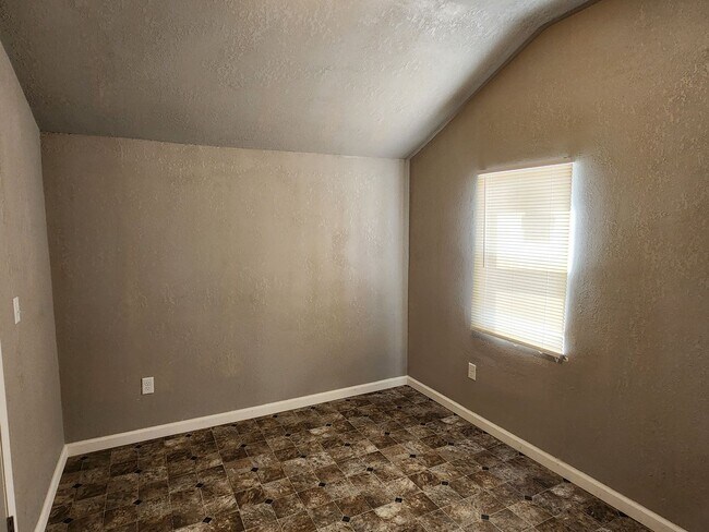 Building Photo - Centrally Located One Bedroom Duplex