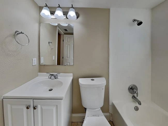 Building Photo - 1556 Nottingham Dr