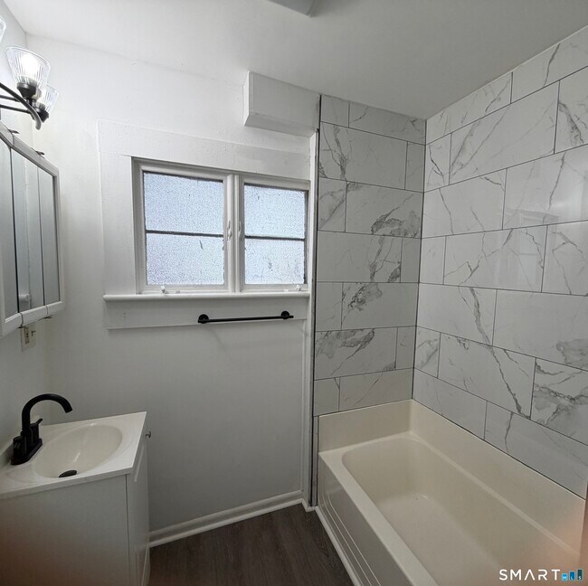 Building Photo - 188 Hoffman St