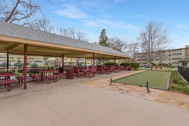 Building Photo - 650 S Clinton St