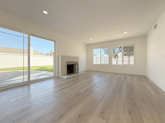 Building Photo - Stunning Remodeled Home in South Huntington Beach – Minutes to the Beach!