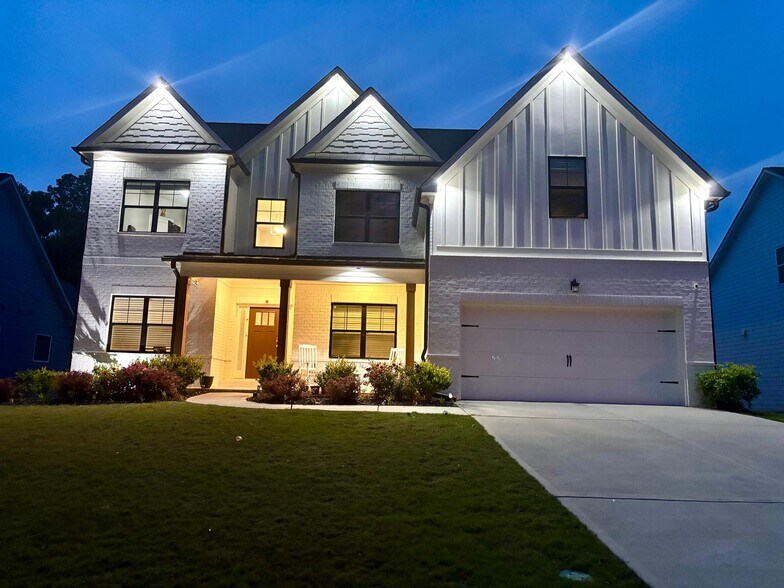 Front night view - 1920 Grand Lanier Dr