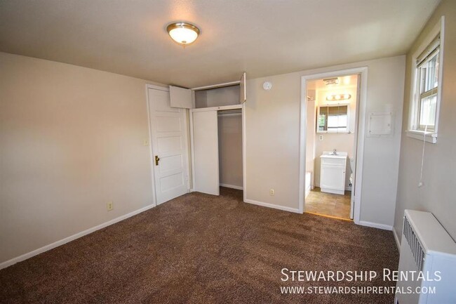 Building Photo - 1 Bedroom Apt - Walk to Campus!