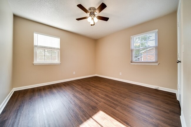 Building Photo - 1184 Meadowview Dr