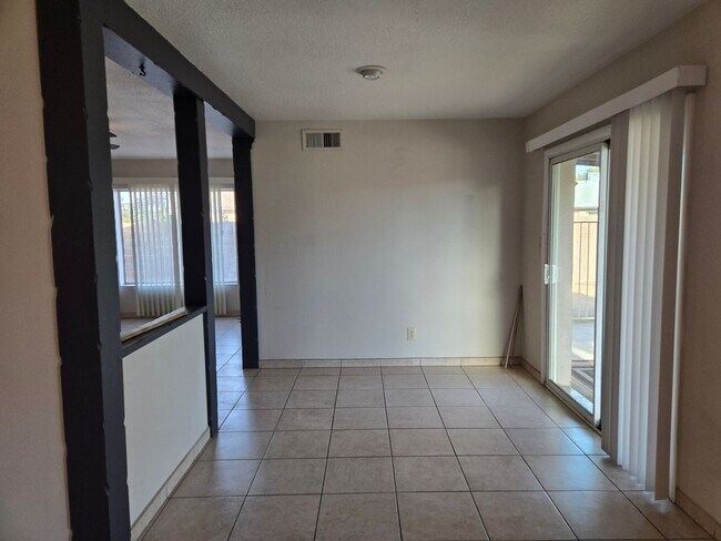 Building Photo - Beautiful 3 Bed 1.75 bath Corner lot, with...