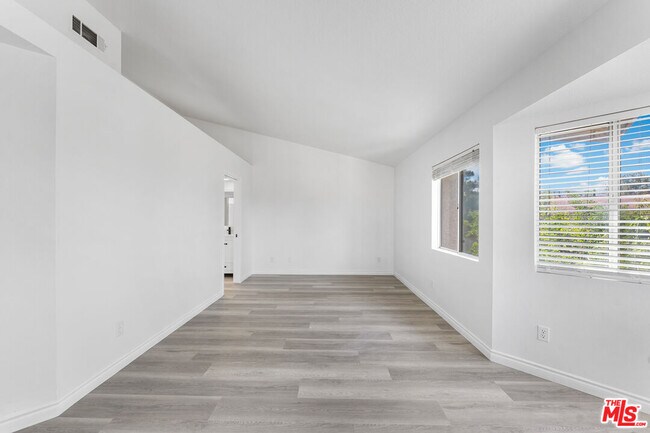 Building Photo - 37105 Zinnia St