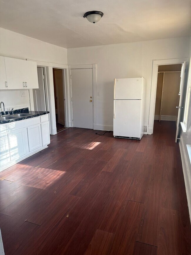 Building Photo - 2335 W Burleigh St