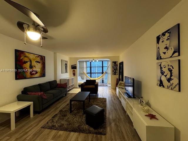 Building Photo - 400 Leslie Dr