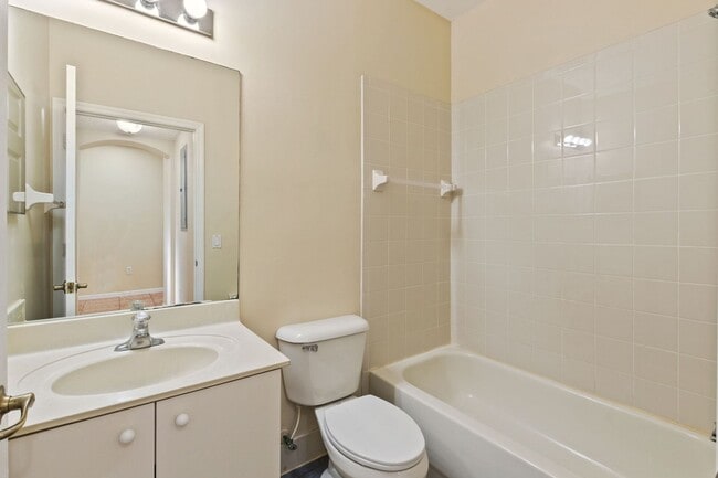 Building Photo - Spacious 3-bedroom, 3-bathroom home