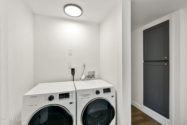 Building Photo - 732 E Vista Del Cerro Dr