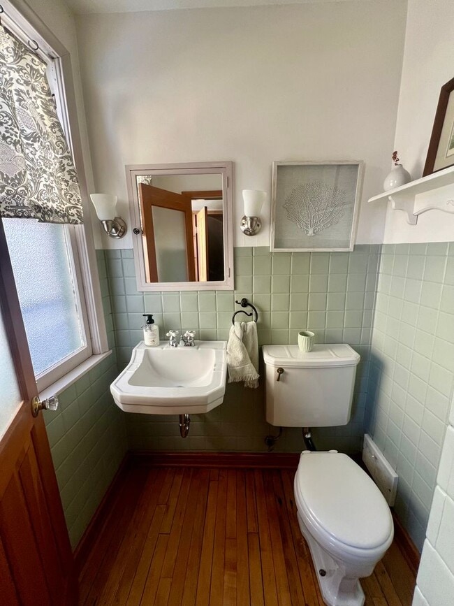 Building Photo - Fully Furnished, Large 3 Bedroom Home!
