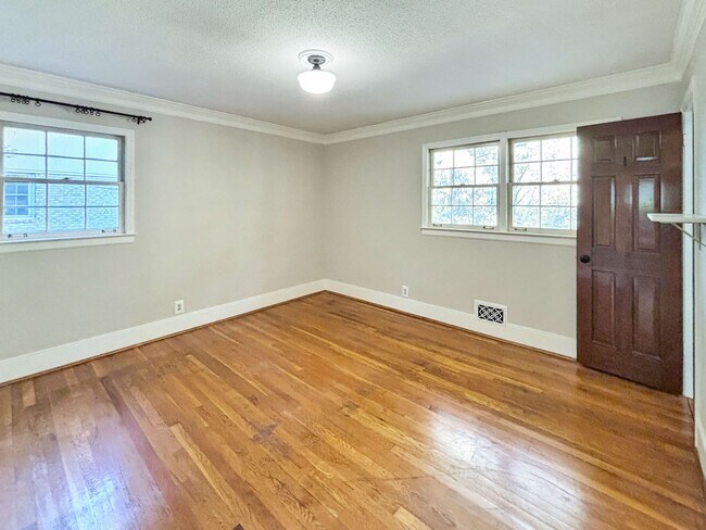 Building Photo - Cozy 4 BR 2 BR House in Piedmont Hills!