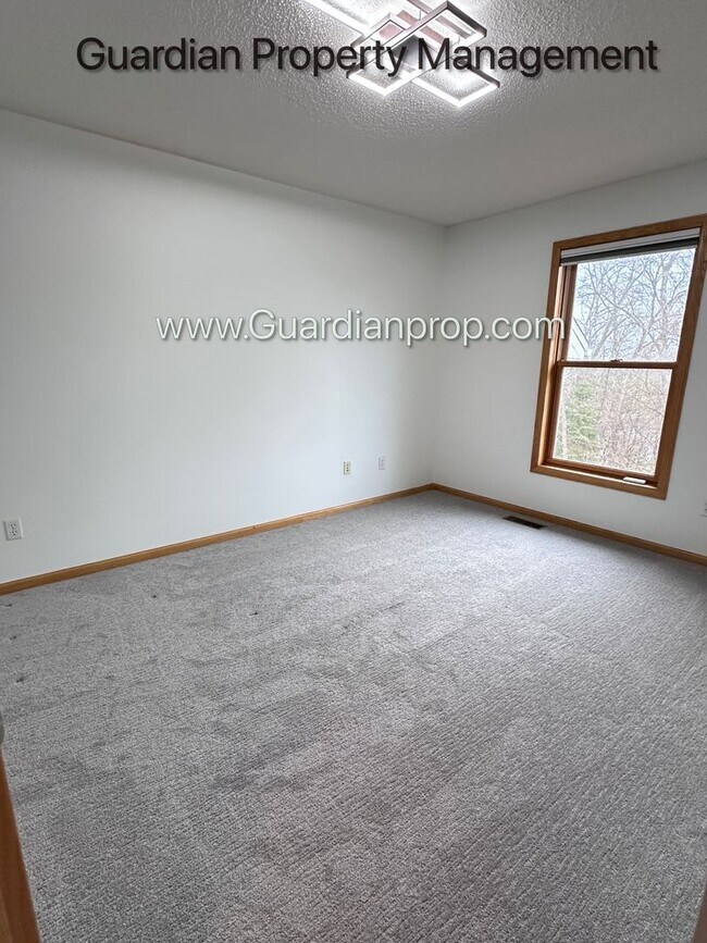 Building Photo - Minnetonka Home, 3 Car Garage, Large Primary, Updated Kitchen, Patio