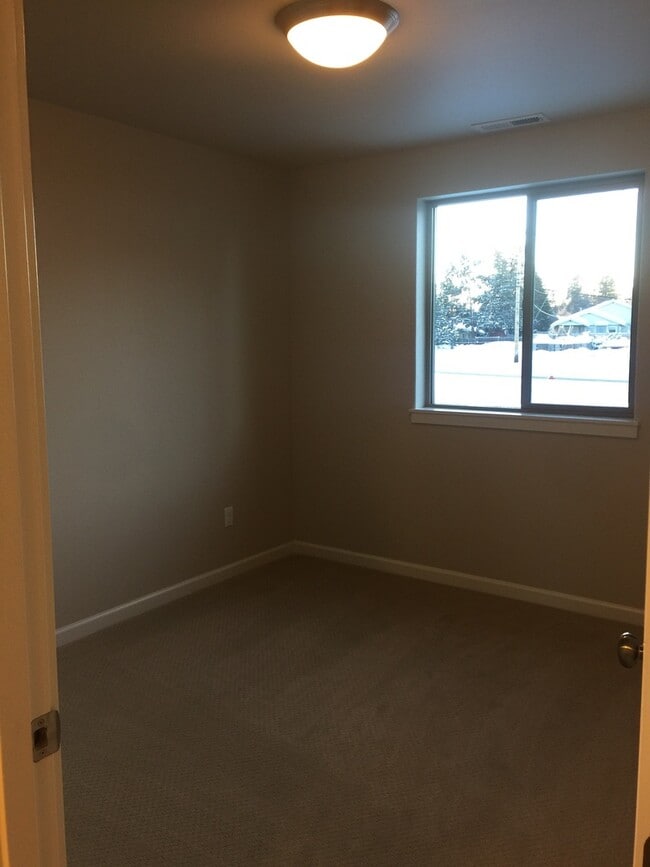 Building Photo - SE Bend, LIKE NEW Townhouse, 3 Bedrooms, 2 1/2 Baths, Garage, Gas Heat, Patio