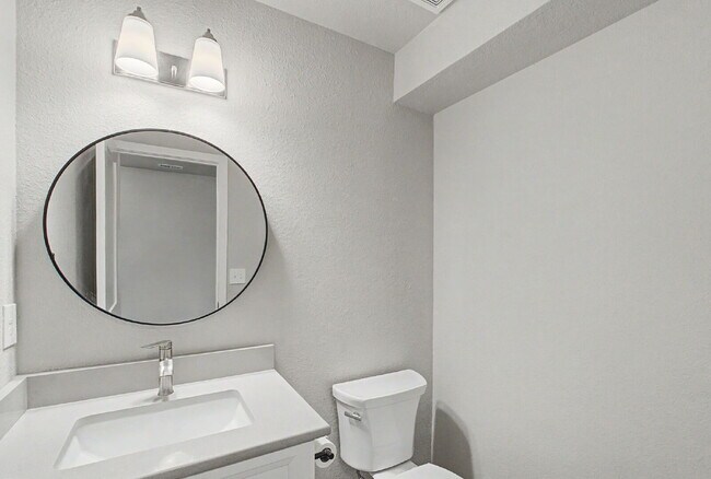 Building Photo - 3 bedroom - Date St