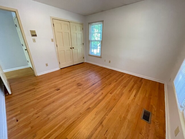 Building Photo - Sweet & Spacious 4br on the northside w/ p...